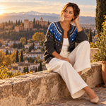 Marta – Cárdigan de Punto Gris con Canesú Azul - gris jacquard azul sentada muro