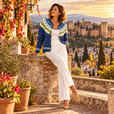 Alba – Cárdigan de Punto Azul con Canesú Lima - jacquard azul verde apoyada muro