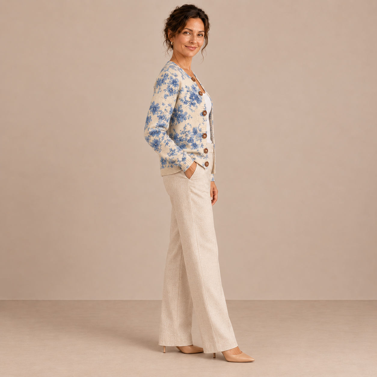 Inés – Cárdigan de Punto Floral Azul y Crema - perfil
