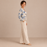 Inés – Cárdigan de Punto Floral Azul y Crema - perfil