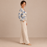 Inés – Cárdigan de Punto Floral Azul y Crema - perfil