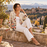 Lucía – Cárdigan de Punto con Flores Silvestres - flores bordadas crema sentada muro