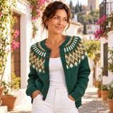 Leonor – Cárdigan de Punto Verde Botella Nórdico - retrato en un patio andaluz