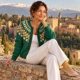 Leonor – Cárdigan de Punto Verde Botella Nórdico - sentada frente a la Alhambra