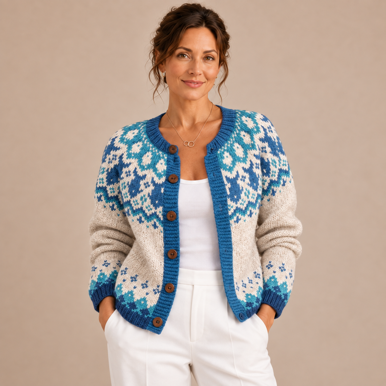 Pilar – Cárdigan de Punto Beige y Azul - primer plano