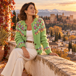 Vera – Cárdigan de Punto Verde con Flores - verde jacquard multicolor sentada muro