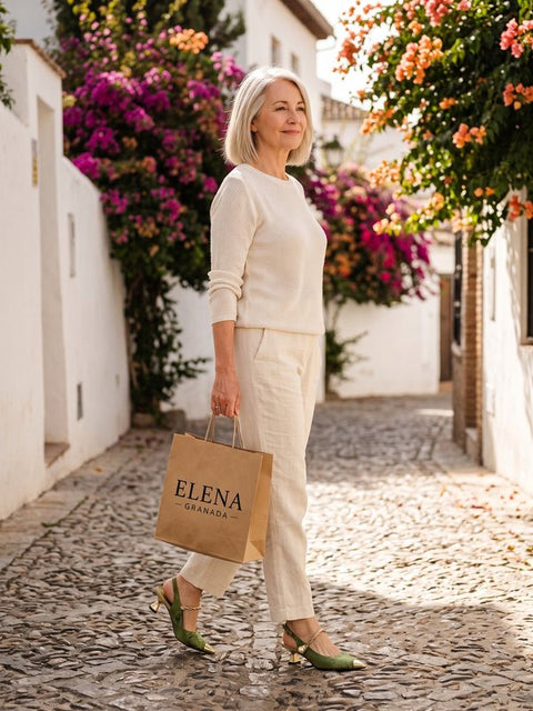 Mujer con zapatos Margarete verdes paseando por el Albaicín