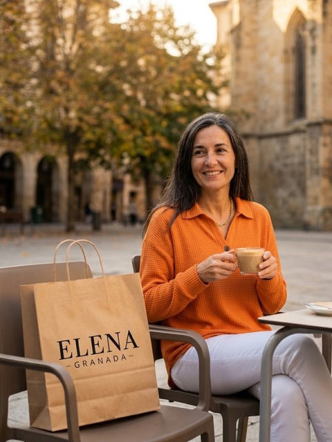 Mujer con el jersey Laura naranja tomando un café en Bilbao