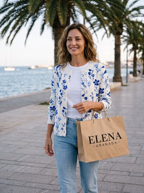 Mujer con el cárdigan Paloma en el paseo marítimo de Málaga
