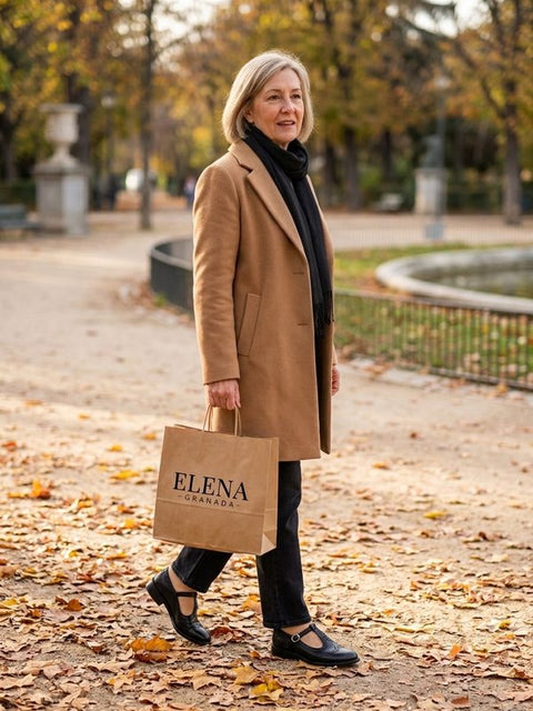 Mujer con zapatos Johanna negros de tira en T paseando por el Retiro en otoño