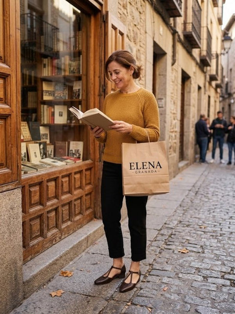 Mujer con zapatos Greta marrones frente a una librería de Toledo